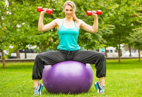 mujeres en pelotas gratis|Vídeos de Ejercicio De Mujer En Pelota